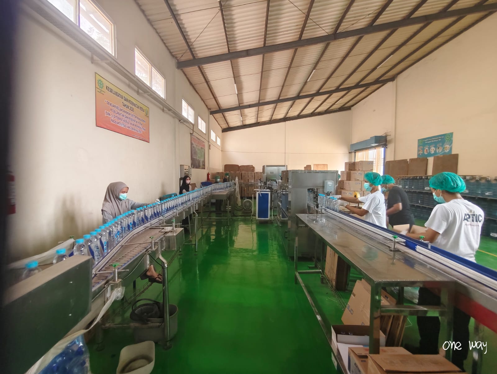 Lini produksi dan pengemasan botol One Way